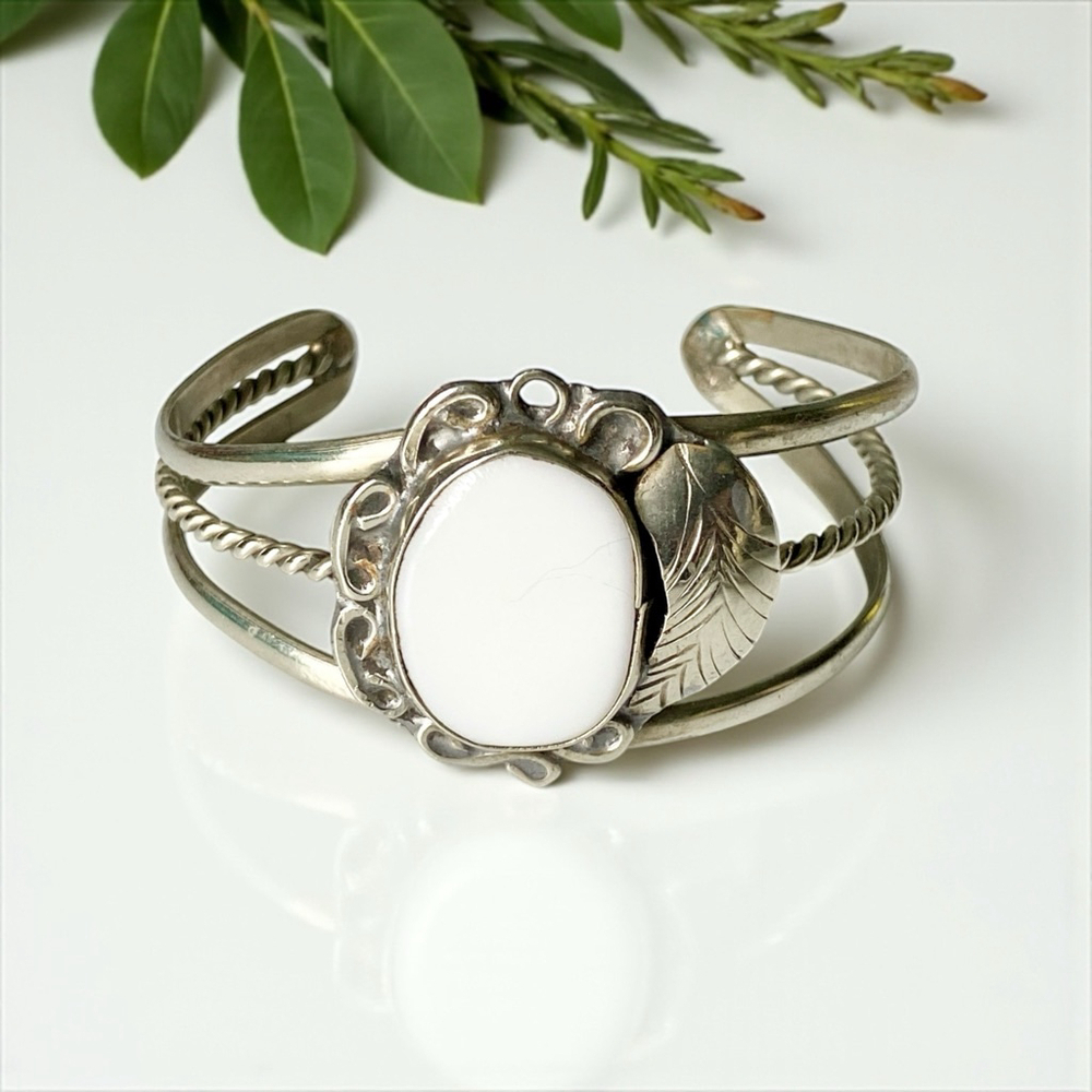 Vintage Sterling Navajo Pure White Buffalo Dolomite Squash Blossom Cuff Bracelet - Picture 2 of 6
